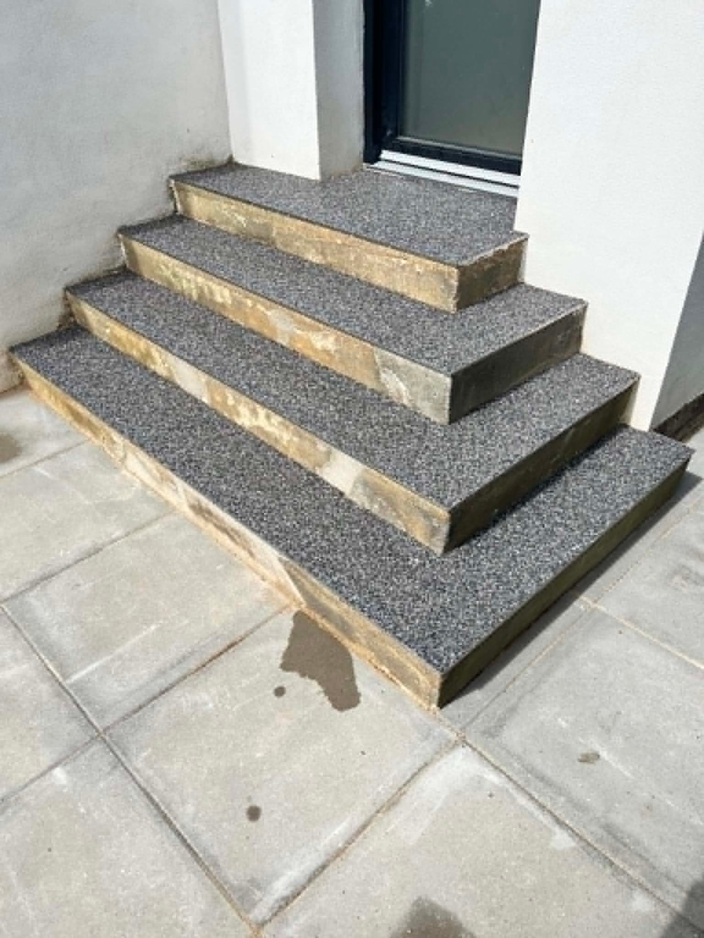 Trappetrin i StoneCarpet med sandstensfarvede forkanter