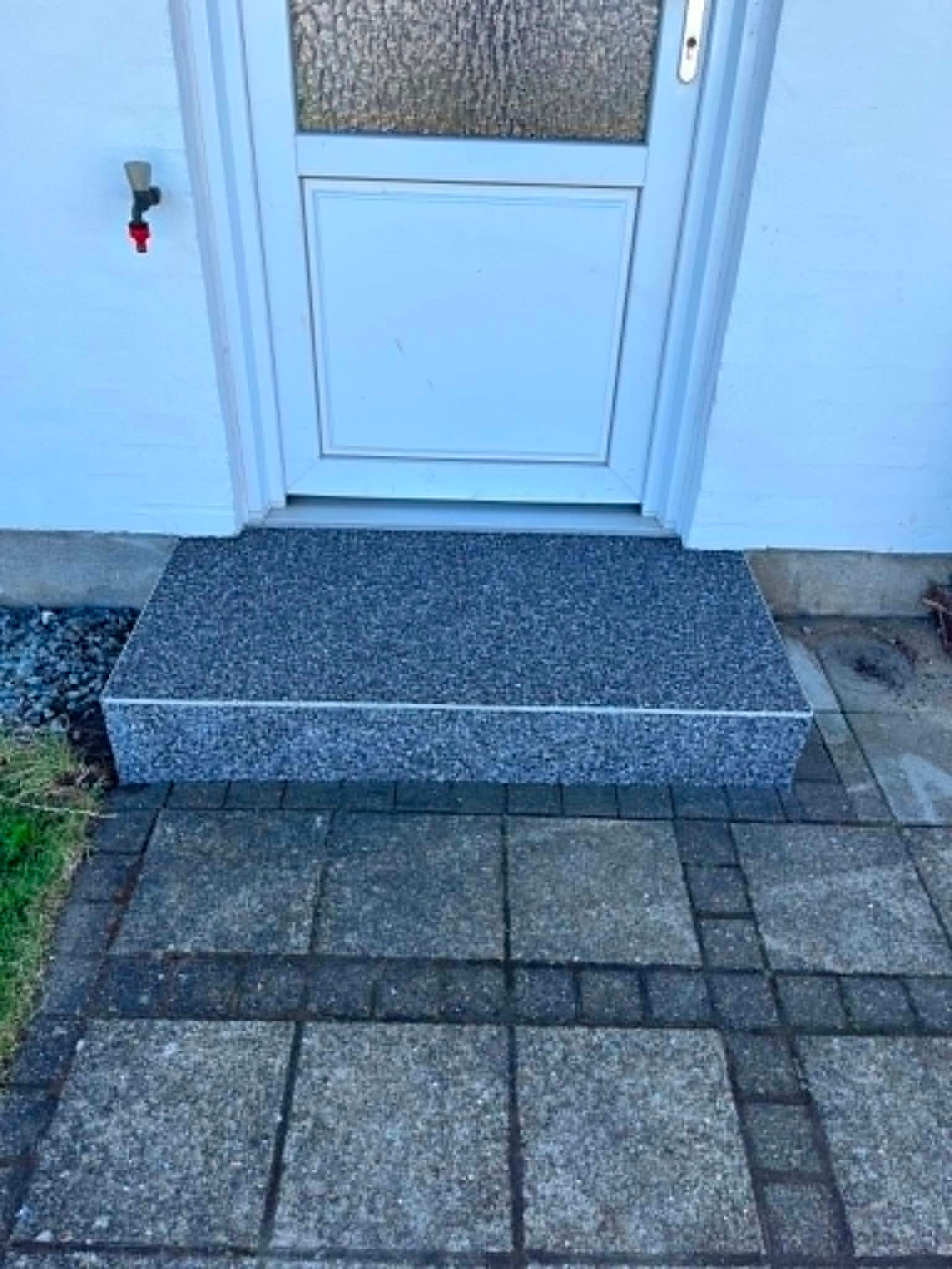 Dørtrin belagt med gråmeleret StoneCarpet