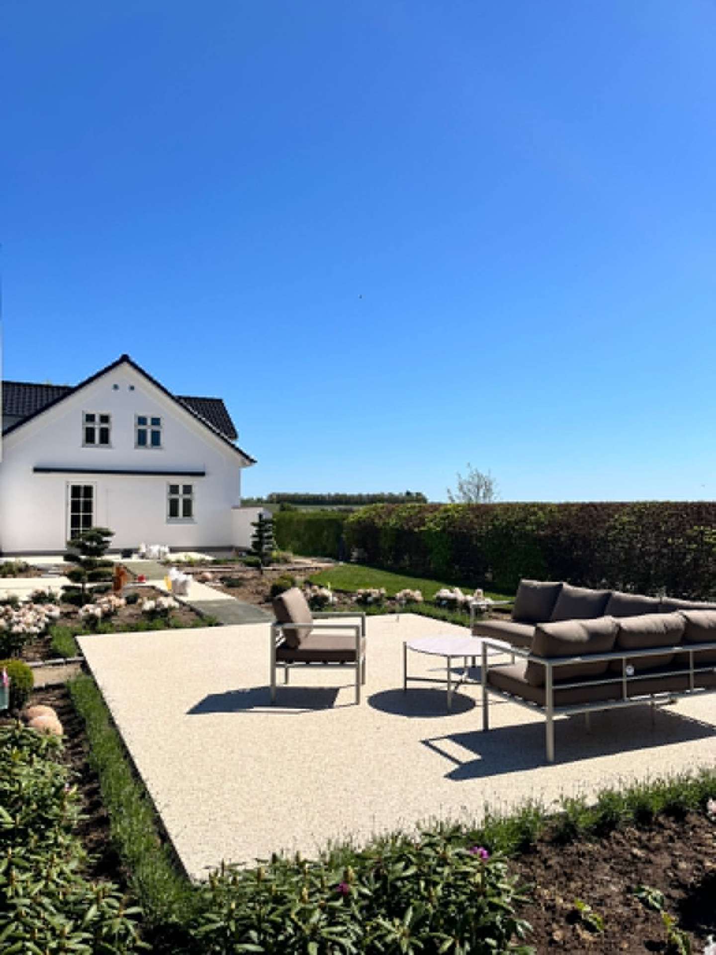 Villa med færdig StoneCarpet-terrasse i lys nuance