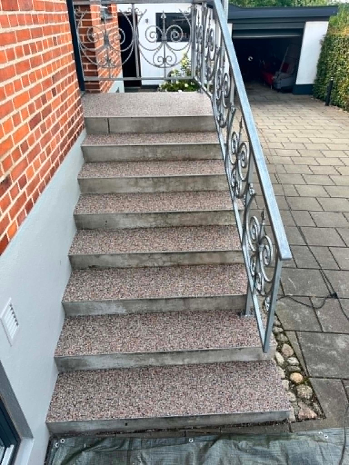 Detalje af renoveret villatrappe med StoneCarpet på trin