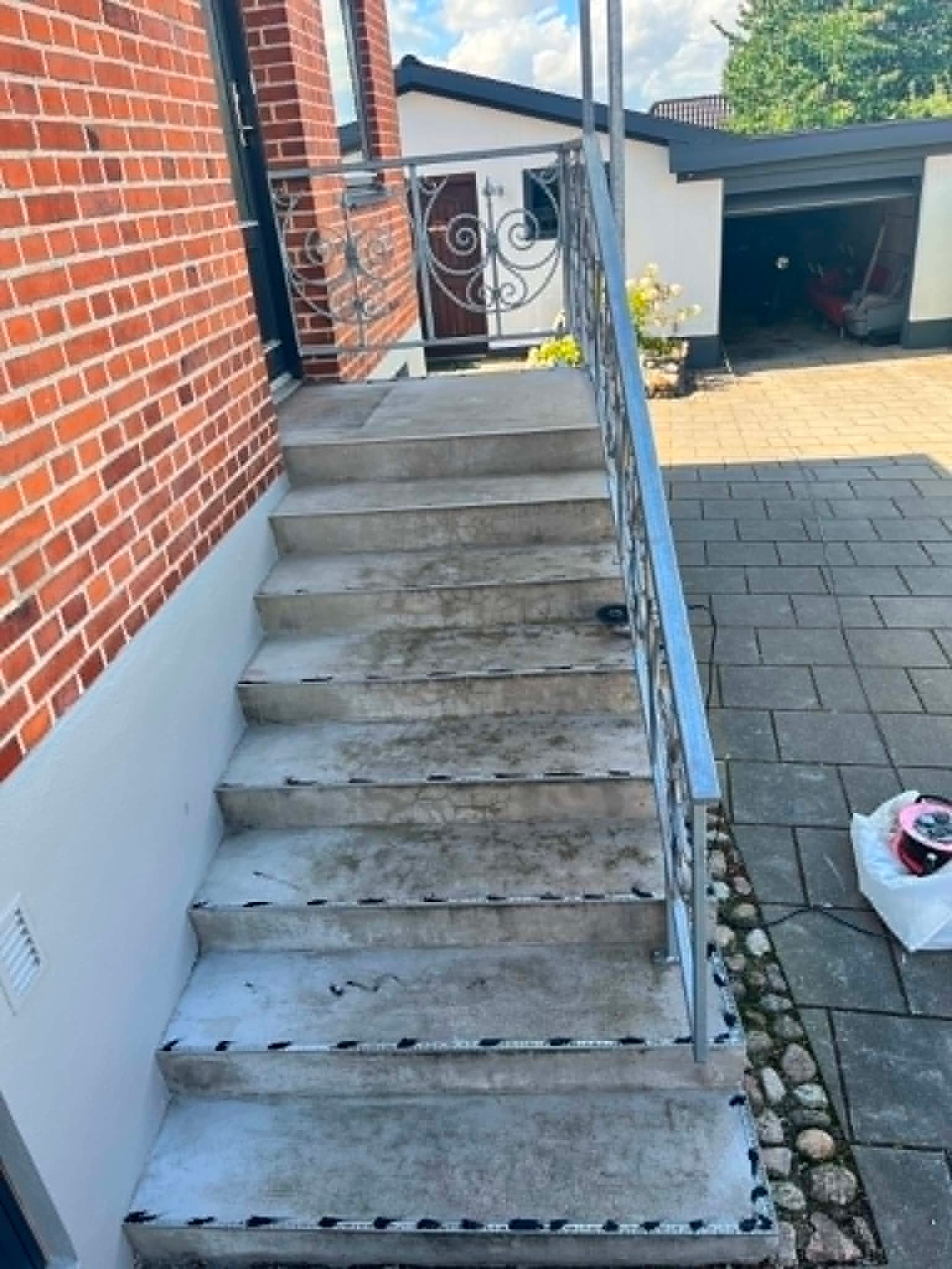 Slidt betontrappe ved villa før renovering