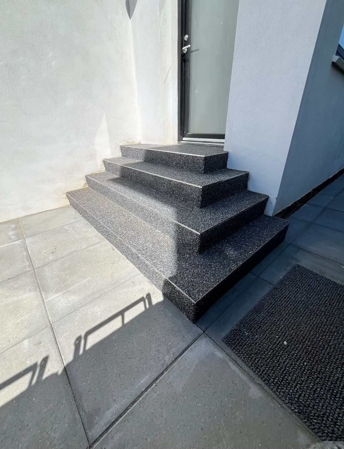 Færdig indgangstrappe i antracit StoneCarpet