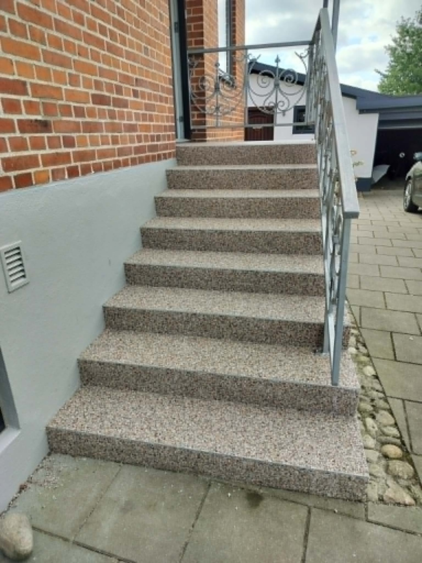 Færdig udvendig trappe med beige StoneCarpet-belægning