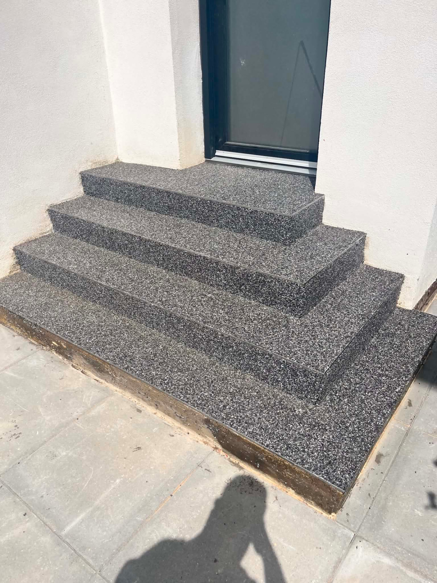 Udvendig trappe belagt med mørk StoneCarpet