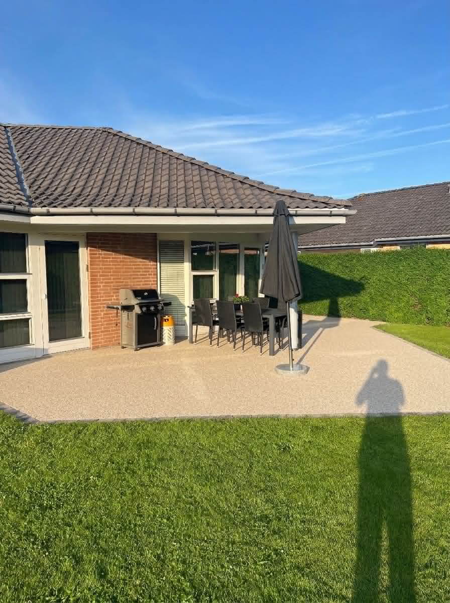 Færdig terrasseflade i StoneCarpet set fra havesiden